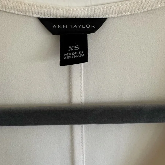 Ann Taylor Sleeveless Ruffle V-Neck Top XS | Ivory / Off-White Blouse - Picture 2 of 4